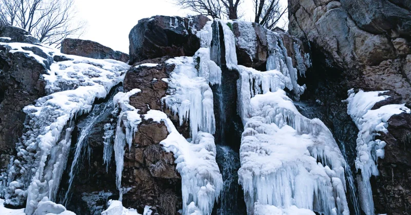 Замерзший водопад Шыр Шыра создал завораживающее зрелище