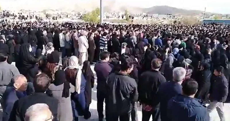 Dəfn mərasimi aksiyaya çevrildi Rejimə qarşı sərt şüarlar səsləndi VİDEO