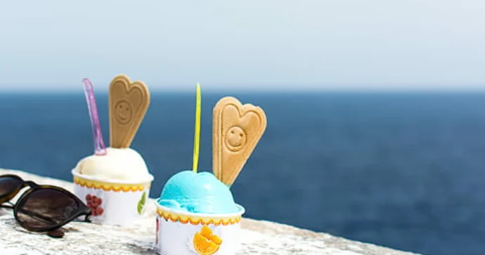 Soyuq havada dənizə girib dondurma yedilər VİDEO