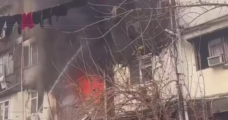 В Бинагади горит жилое здание ВИДЕО