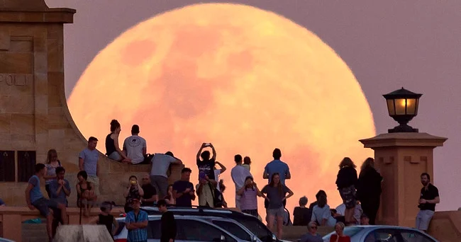 Ayın görünməyən tərəfi həyat əlamətləri göstərir