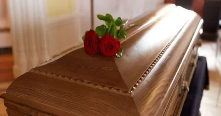 103 yaşlı qadın dəfn zamanı dirildi Həm də ad günündə