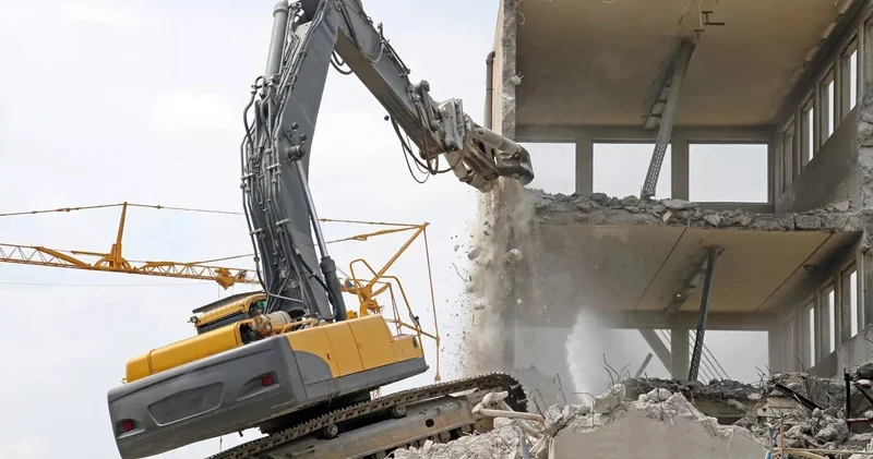 Bakının 7 rayonunda qəzalı və köhnə binalar sökülür