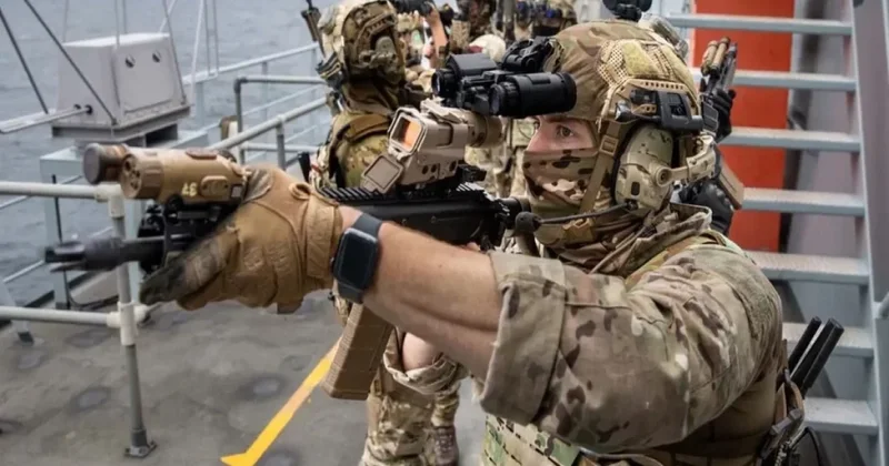 Britaniya “kölgə donanması”na məxsus tankerlərin ələ keçirilməsi üçün xüsusi təyinatlıları hazırlayır