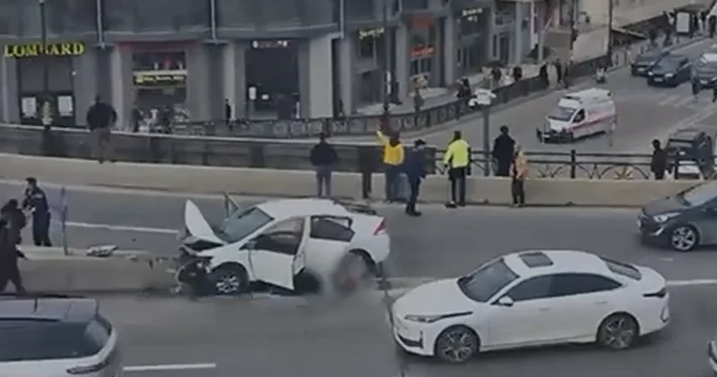 Bakıda taksi körpünün üzərində olan beton arakəsməyə çırpılıb, iki qadın xəsarət alıb VİDEO YENİLƏNİB