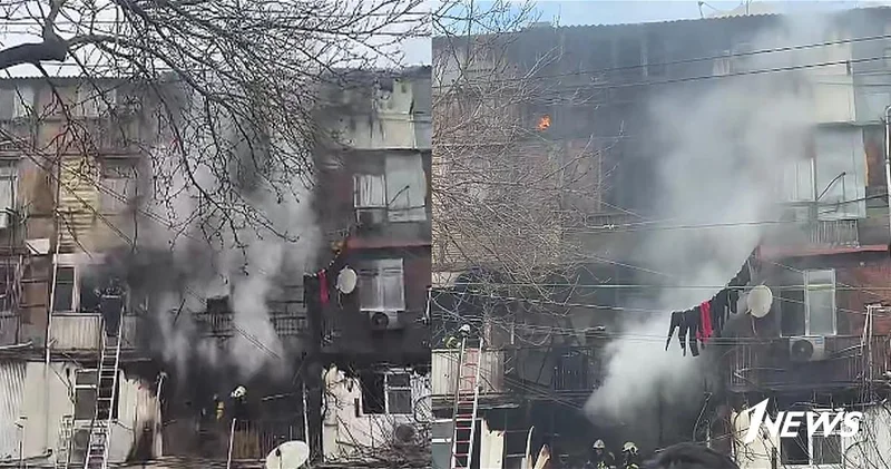 В Бинагадинском районе в здании начался пожар ВИДЕО