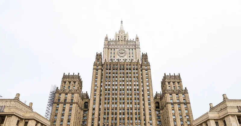 Rusiya kəşfiyyat xidmətləri ilə əlaqələrə görə Britaniya diplomatını ölkədən çıxarır
