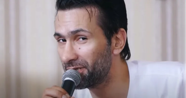 Emili bu hala gətirən müğənni idi