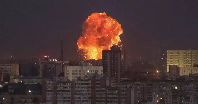 По Николаеву нанесён ракетный удар: над городом столб дыма ВИДЕО