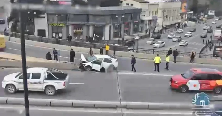 В Баку полиция и граждане помогли извлечь пострадавших из автомобиля после ДТП