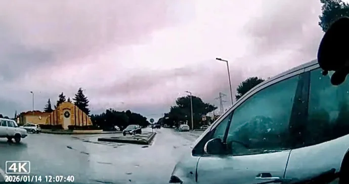 Qayda pozan sürücü dairədə hərəkət edən maşını vurdu ANBAAN VİDEO