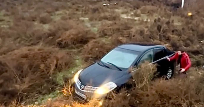 Yağışlı yolda sürüşən “Nissan” dərəyə aşdı VİDEO