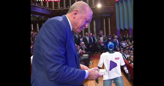 Pultu Ərdoğana robot təqdim edib, eyvallah dedi VİDEO