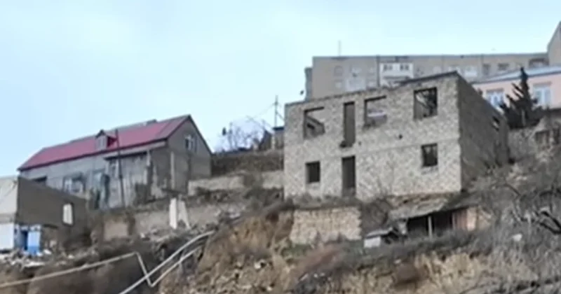 Bakıda torpaq sürüşmələri təhlükəli həddə çatdı, divarlar uçdu: “Evlərin əksəriyyətində çat var“