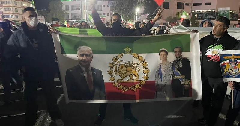 Şimali Kiprdə Pəhləvi plakatları ilə Xameneyi rejiminə açıq ETİRAZ