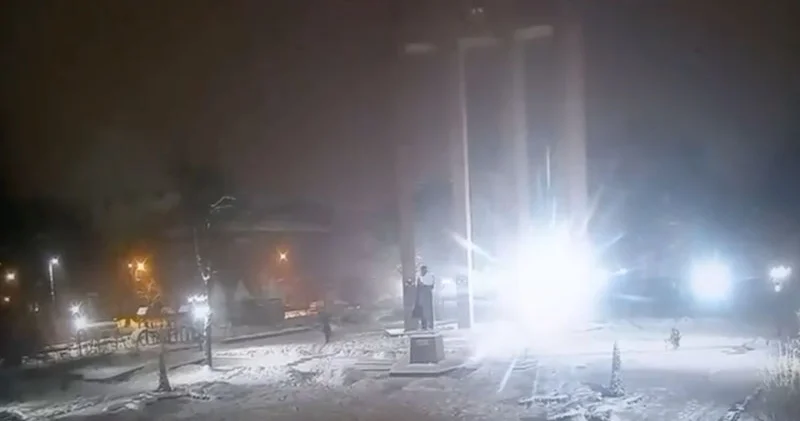 Lvovda simvolik hədəf: Rusiya Bandera heykəlinin yanındakı uşaq meydançanı vurdu (VİDEO)