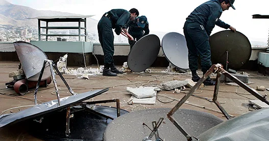 Maskalılar Tehranda reydlər keçirirlər Evlərdə peyk antenaları sökülür