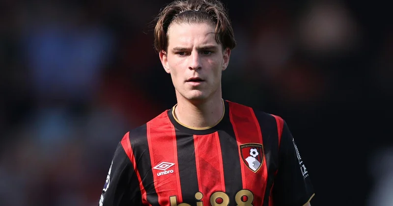 Alek Skott üçün Mançester klubları arasında transfer yarışı