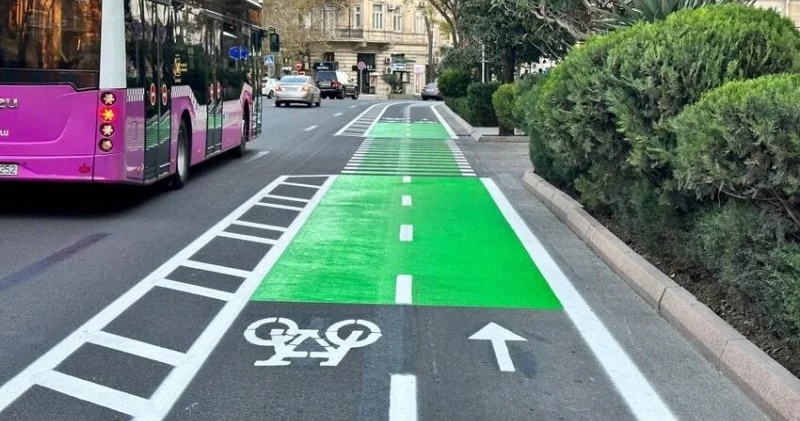 Səkilər daralır, problemlər artır: Bəzi yerlərdə velosiper zolaqları çəkilib, amma...