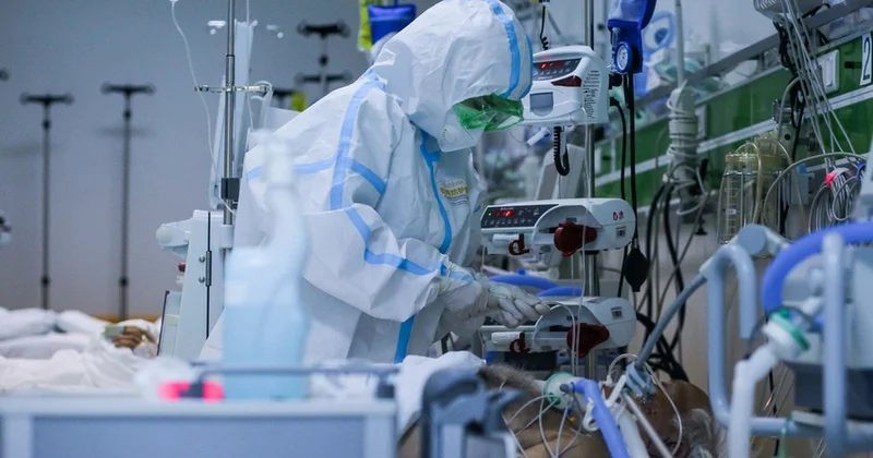 Продлен срок надбавки к зарплате медработников, задействованных в борьбе с COVID 19