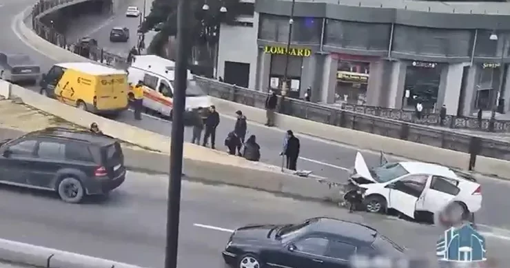 Bakıda körpüdə yol qəzası: yaralılar var VİDEO
