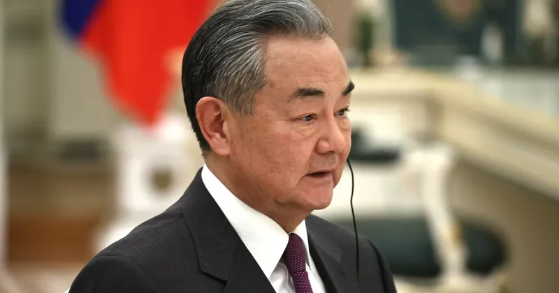 Китай призвал к сдержанности и диалогу в разговоре с министром иностранных дел Ирана