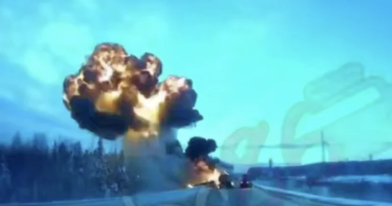 Мощный взрыв фуры с человеком в салоне попал на видео