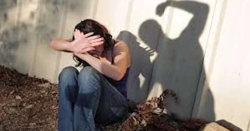 Qonşuya görə hamilə arvadının əlinə açarla dağ basdı TƏFƏRRÜAT