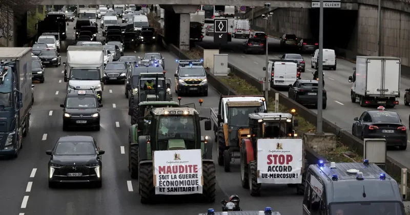 Фермеры заблокировали движение между Испанией и Францией