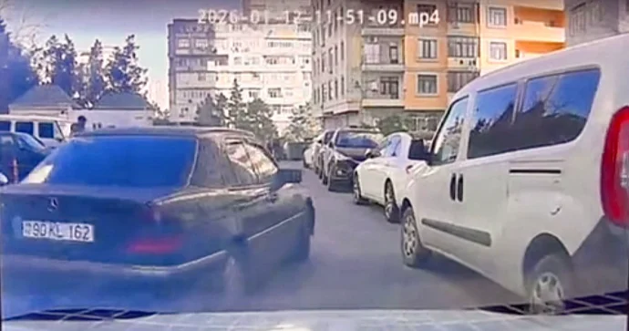 Ən sadə qaydanı pozan sürücü təhlükəli anlara səbəb oldu VİDEO