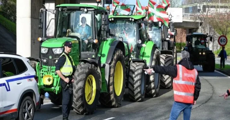Fermerlərin etiraz aksiyası Fransa və İspaniya arasında quru yolunun bağlanmasına səbəb olub