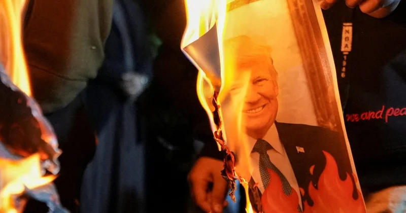 Иракские шииты сжигают портреты Трампа объектив