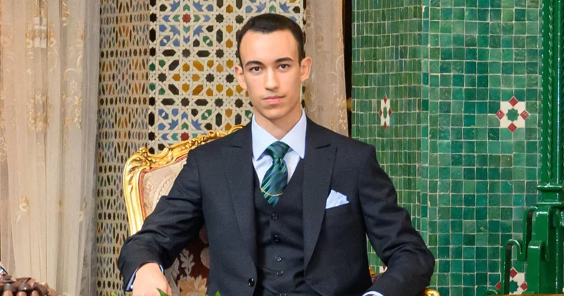 22 yaşlı Mərakeş Şahzadəsinin əlini öpmək istəyənlərə REAKSİYASI VİDEO