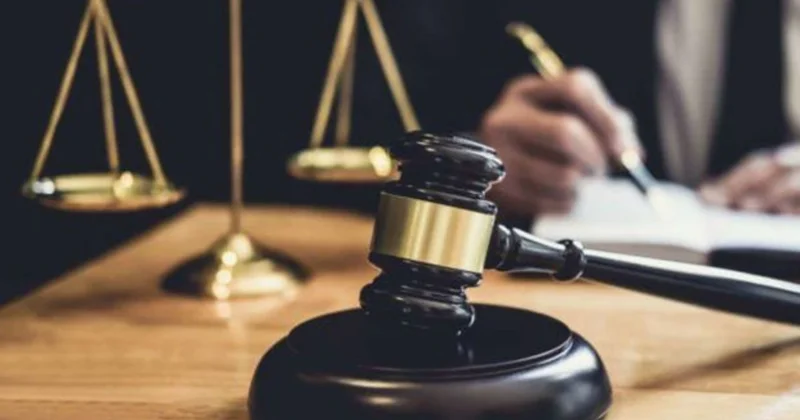 Qonşuluqdakı sevgilisinin ərini öldürən gənc oğlanın məhkəməsi başladı