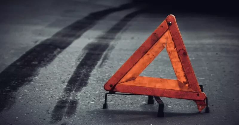 В Баку сотрудники полиции извлекли из автомобиля пострадавших в ДТП ВИДЕО