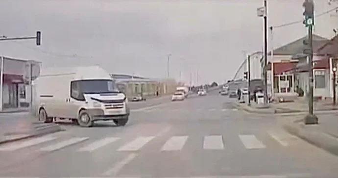 Qırmızı işıqda yolayrıcına girən sürücü az qala qəza törədəcəkdi VİDEO