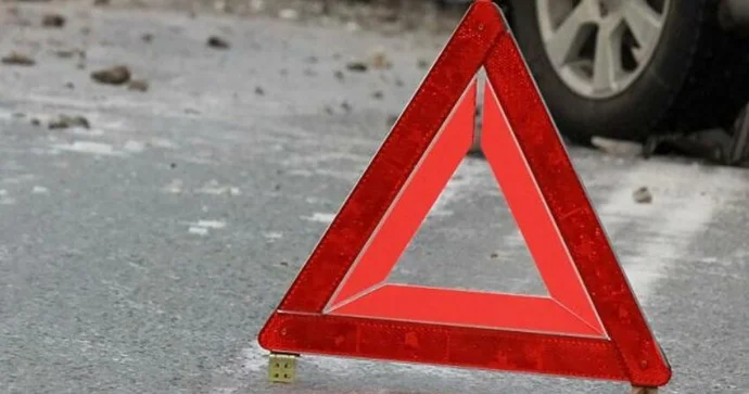 Gəncədə minik maşını avtobusa çırpılıb, xəsarət alan var FOTOLAR