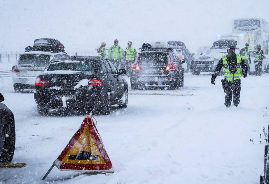 İsveçin Uppsala şəhərində yüzdən çox avtomobil toqquşub