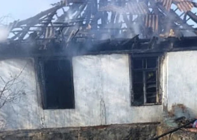 Zaqatalada ikiotaqlı mənzil əşyalarla birgə yandı FOTO KONKRET