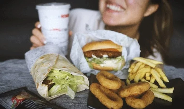 Piylənmə və yemək pozğunluqları üçün yeni təhlükə: Mukbang tendensiyası