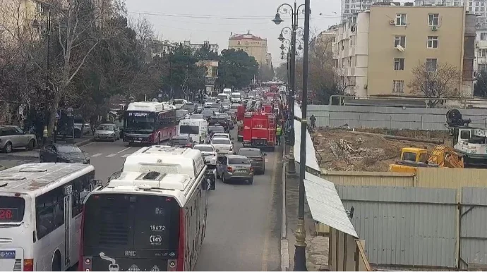 Sürücülərin NƏZƏRİNƏ! Yanğın səbəbindən bu küçədə tıxac var FOTO