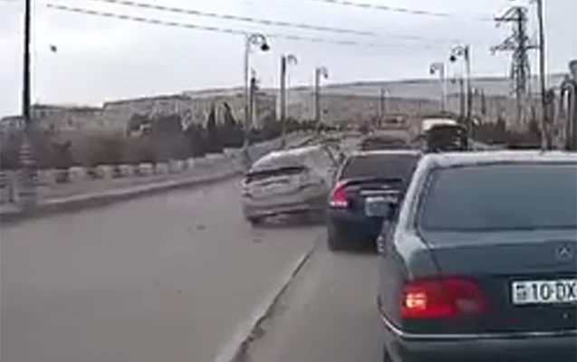 Bakıda qaydaları pozan “Prius” qəza törətdi Video