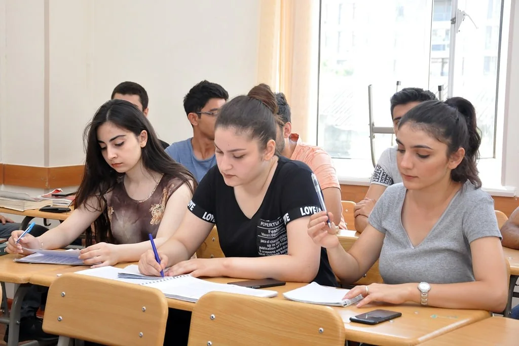 “Bəzi universitetlər qəsdən tələbələri kəsir ki, yayda gəlir mənbələri olsun” ŞOK İDDİA