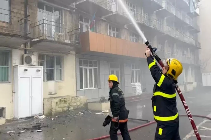 Bakıda yaşayış binasında YANĞIN: sakinlər təxliyə olundu VİDEO