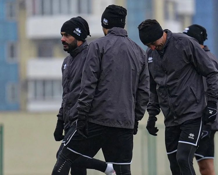 Neftçi nin 4 futbolçusu Qarabağ a qarşı oynamayacaq