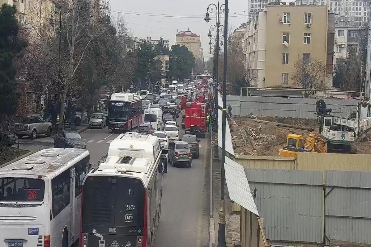 Bakıda baş vermiş yanğınla əlaqədar nəqliyyat sıxlığı yaranıb FOTO