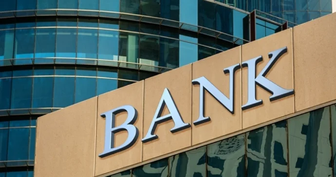 Gündüzün günorta çağı bank qarət edildi 14 seyf oğurlandı