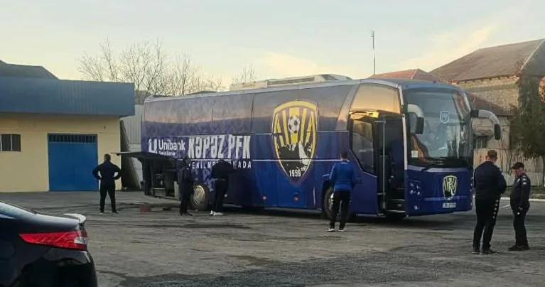 Kəpəz in futbolçuları yolda qaldı Klubun avtobusu xarab olub (FOTO)