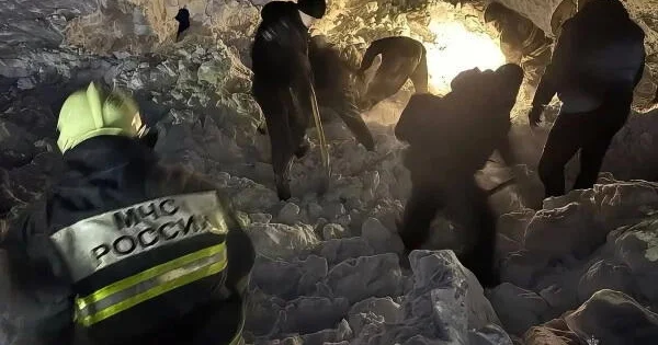 Снежная лавина сошла на детей у катка в Югре, есть погибший ВИДЕО