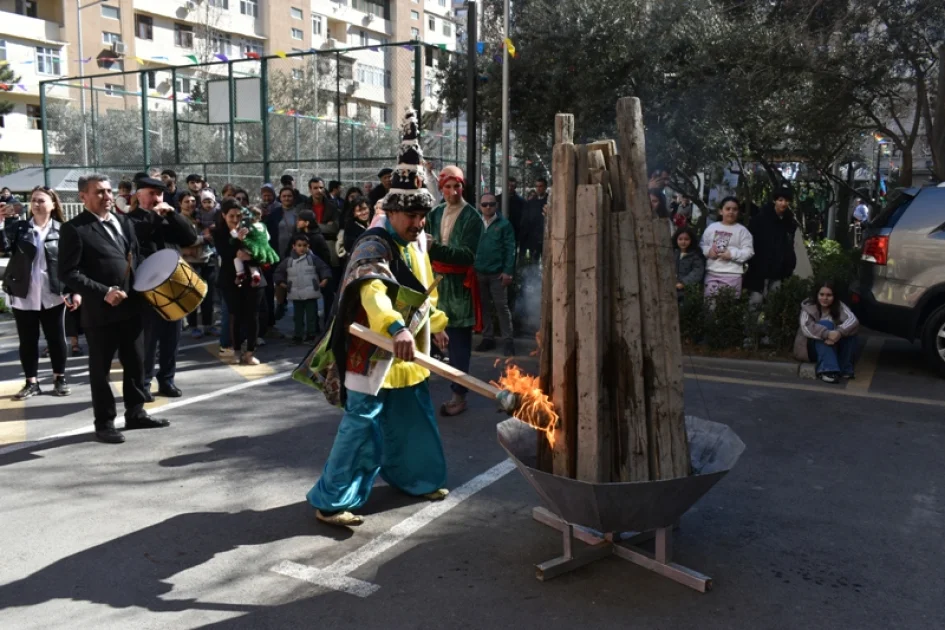 Paytaxtın abad məhəllələrindəki Novruz şənlikləri davam edir